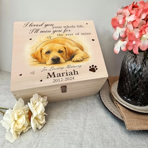 Puede incluir: Una caja conmemorativa de madera para mascotas con una imagen pintada de un Golden Retriever dorado. La caja está inscrita con el texto "I loved you your whole life. I'll miss you for the rest of mine. In Loving Memory Mariah 2012-2024."