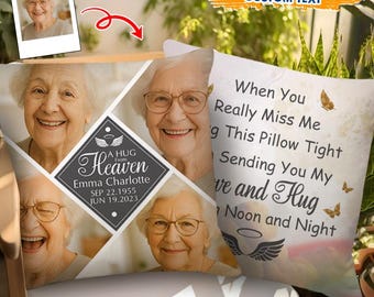 Puede incluir: Dos cojines blancos con texto y fotos personalizados. Un cojín presenta un collage de fotos y el texto "A Hug from Heaven, Emma Charlotte, SEP 22.1955, JUN 19.2023." El otro cojín tiene el texto "When You Really Miss Me, Sending You My Love and Hug."