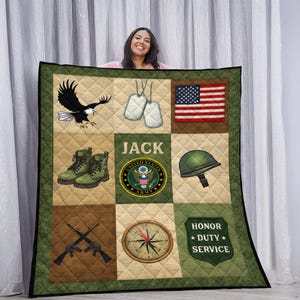 以下が含まれることがあります： 黒い持ち手と「But First, Coffee」の太字の黒い文字が入った白いセラミックマグカップ。マグカップはぼやけた背景に置かれており、居心地の良い環境を連想させます。