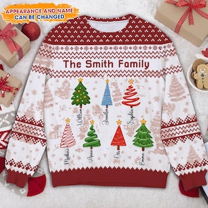 Pode incluir: Camisola de Natal branca com um padrão vermelho e branco, com o texto "The Smith Family" e árvores de Natal personalizadas com nomes. A camisola tem decote, punhos e bainha vermelhos e é decorada com flocos de neve e desenhos de árvores de Natal.