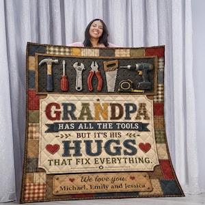Könnte beinhalten: Eine Steppdecke mit Patchwork-Design und dem Text "GRANDPA HAS ALL THE TOOLS BUT IT'S HIS HUGS THAT FIX EVERYTHING." Oben sind Werkzeugillustrationen abgebildet. Unten stehen die Namen "Michael, Emily und Jessica."