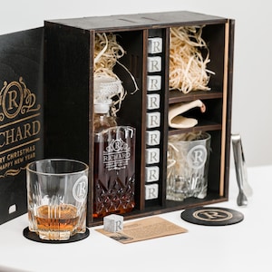 Gepersonaliseerde whiskyglazenset - Premium gegraveerde whiskykarafset - Houten geschenkdoos met karaf - Houten onderzetters - Whiskystenen