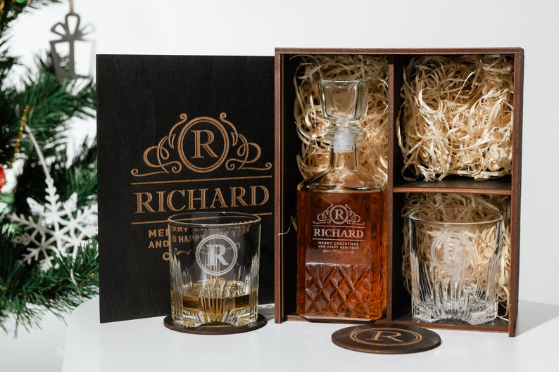 Presented in an engraved wooden gift box, this decanter and glasses set exudes sophistication and craftsmanship. Each piece is a work of art, personalized to add a unique touch.