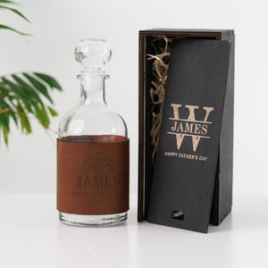 Gegraveerde houten geschenkdoos met karaf - Gepersonaliseerde in leer gewikkelde whiskykaraf set met whiskystenen - Houten onderzetters