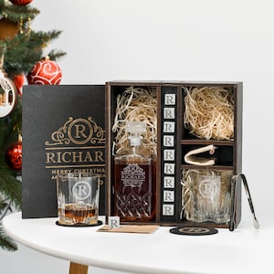 Gepersonaliseerde whiskykarafset met whiskystenen - gegraveerde houten geschenkdoos met karaf en glazen - houten onderzetters - perfect cadeau
