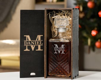 Juego de decantador de bourbon grabado con piedras de whisky. Vasos de bourbon con posavasos de madera. Regalo de graduación, jubilación y aniversario.