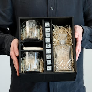 Cadeau whiskyliefhebber - gepersonaliseerde karafset met whiskystenen, gegraveerde houten geschenkdoos met karaf en 4 glazen + houten onderzetters