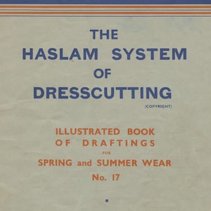 Pode incluir: Uma capa de livro vintage com o título "The Haslam System of Dresscutting (Copyright)". O livro é um guia ilustrado para o desenho de padrões de roupas para primavera e verão. É publicado por Miss G. A. Haslam, localizada na 45 Seymour Road, Bolton, Lancashire, Inglaterra. O número de telefone é Bolton 3268.