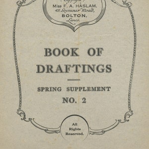 Pode incluir: Uma capa de livro vintage com o título "BOOK OF DRAFTINGS" e o texto "SPRING SUPPLEMENT NO. 2". A capa apresenta uma borda ornamentada e o texto "The 'HASLAM' SYSTEM of DRESSCUTTING". A capa é de cor bege claro.