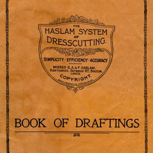 Puede incluir: Una portada de libro vintage con fondo marrón y texto negro. El título es "The Haslam System of Dresscutting." El subtítulo es "Simplicity Efficiency Accuracy." El libro es de Misses G.A. & F. Haslam, Hawthorns, Seymour Rd., Bolton, Lancs. El libro está protegido por derechos de autor.
