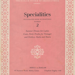 Pode incluir: Uma capa de livro vintage intitulada "Specialities" com fundo rosa e borda decorativa. A capa inclui texto sobre corte e costura, incluindo "Summer Dresses for Ladies" e o endereço de Miss F. A. Haslam.