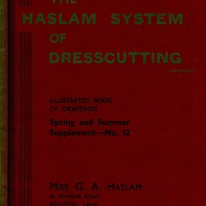 Pode incluir: Uma capa de livro vermelha com o título "The Haslam System of Dresscutting" em texto verde. O livro é um livro ilustrado de esboços para a primavera e o verão, suplemento número 12. O livro é publicado por Miss G. A. Haslam, 45 Seymour Road, Bolton, Lancs. Telefone: Bolton 3268.