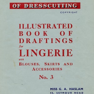 Könnte beinhalten: Ein Vintage-Buchcover mit rotem Text, der "The Haslam System of Dresscutting Copyright Illustrated Book of Draftings for Lingerie with Blouses, Skirts and Accessories No. 3 Miss G. A. Haslam 45, Seymour Road Bolton, Lancs. Telephone: Bolton 3268" lautet.