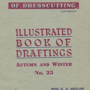 Pode incluir: Uma capa de livro vintage para um guia de costura intitulado "The Haslam System of Dresscutting. Illustrated Book of Draftings. Autumn and Winter. No. 25." A capa é bege com texto rosa e azul. O texto inclui o endereço "45, Seymour Road, Bolton, Lancs." e o número de telefone "Bolton 3268."