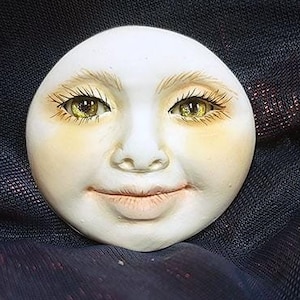 Op bestelling gemaakt, nu is dat een blije maan, lief gezicht mooie volkskunst cabochon, zachte kleuren, polymeerklei, brandpuntkraal, geen gaten, witte maan