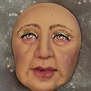 Llamado de espíritus, Bruja gitana antigua, espeluznante y realista, cabujón con cara de muñeca de arte espiritual de piel bronceada clara, cuenta focal, sin agujero, bronceado claro