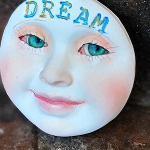 Droom, nu is dat een gelukkige maan, lief gezichtje, volkskunst cabochon, zachte kleuren, polymeerklei, brandpuntkraal, geen gaten, witte maan