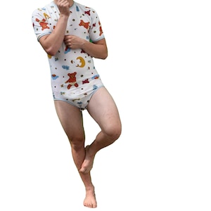 Body envolvente ABDL de manga corta “Bear Magic” – ¡Sólo con nosotros!