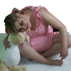 Rikka Spreizbody mit Rüschen ABDL Spreizhose spredingpants  - Rosa hellblau oder rosa Vinyl