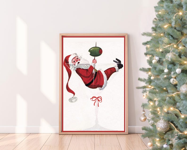 Op de afbeelding: Een vintage kerst-illustratie van Sinterklaas die ondersteboven hangt in een martini-glas met een olijfje als garnering. De illustratie is in een rood-wit-groen kleurenschema.