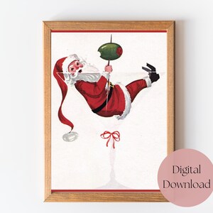Op de afbeelding: Een digitale download van een vintage illustratie van Sinterklaas die aan een martini-glas hangt met een olijf. De illustratie is in een houten lijst.
