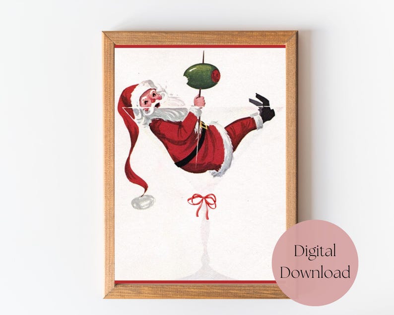 Op de afbeelding: Een digitale download van een vintage illustratie van Sinterklaas die aan een martini-glas hangt met een olijf. De illustratie is in een houten lijst.