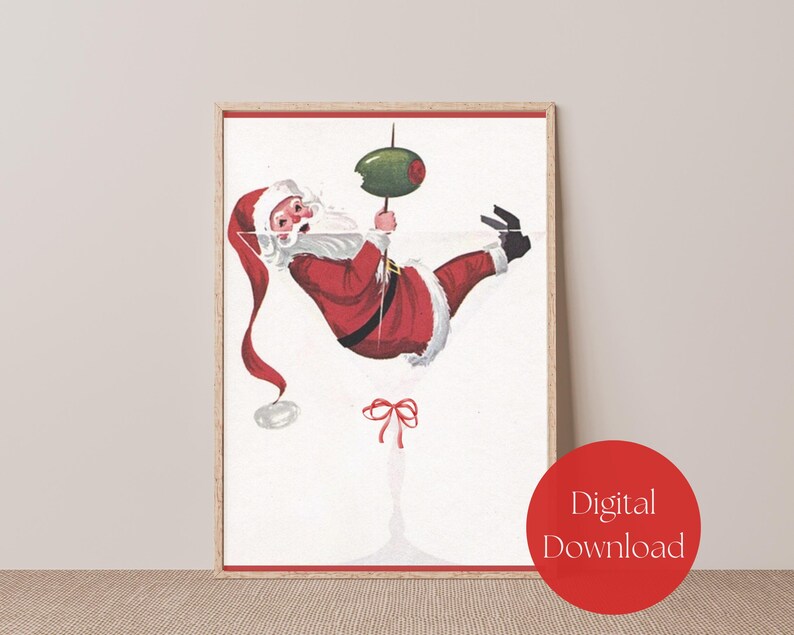 Op de afbeelding: Een digitale download van een printbare illustratie met een kerstman die aan een martini-glas hangt met een olijf. De illustratie is in vintage stijl met de kleuren rood, wit en groen.