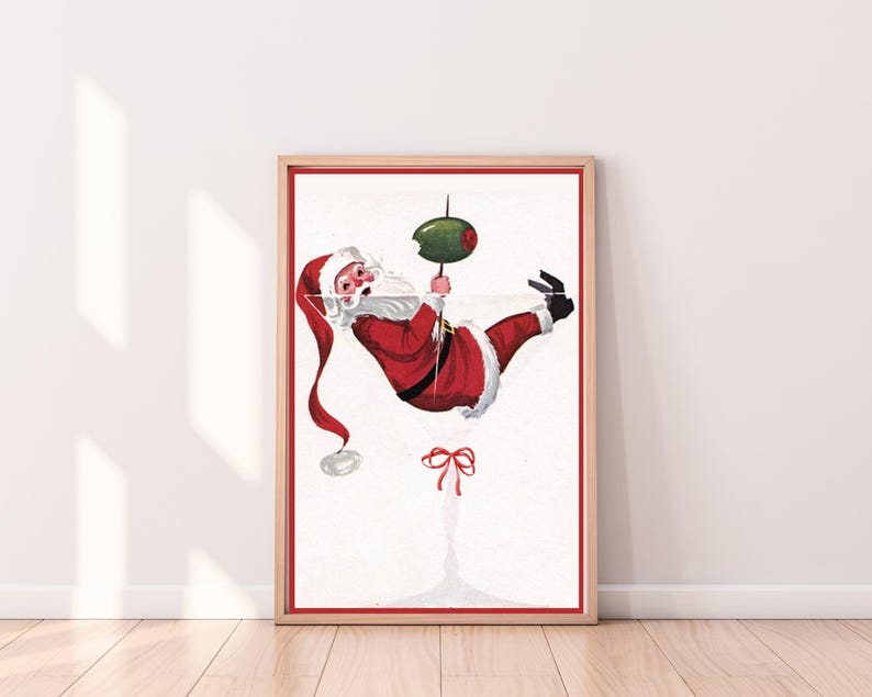 Op de afbeelding: Een vintage kerst-illustratie van Sinterklaas die ondersteboven hangt in een martini-glas met een olijfje als garnering. Het glas is rood en wit met een groene olijf.