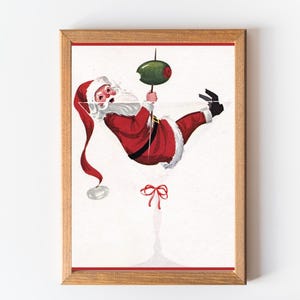 Op de afbeelding: Een vintage kerst-illustratie van Sinterklaas die ondersteboven hangt in een martini-glas met een olijfje als garnering. Het glas is versierd met een rode strik.