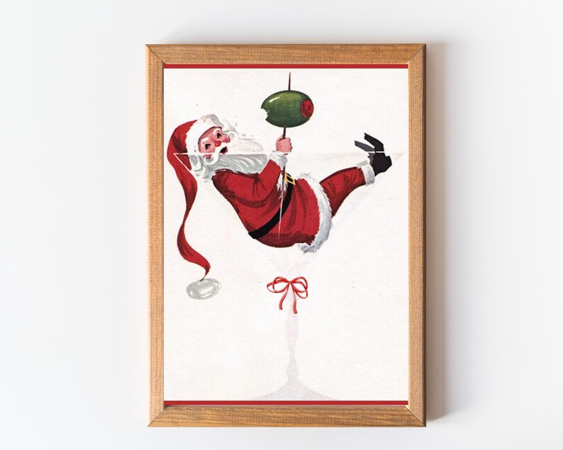 Op de afbeelding: Een vintage kerst-illustratie van Sinterklaas die ondersteboven hangt in een martini-glas met een olijfje als garnering. Het glas is versierd met een rode strik.