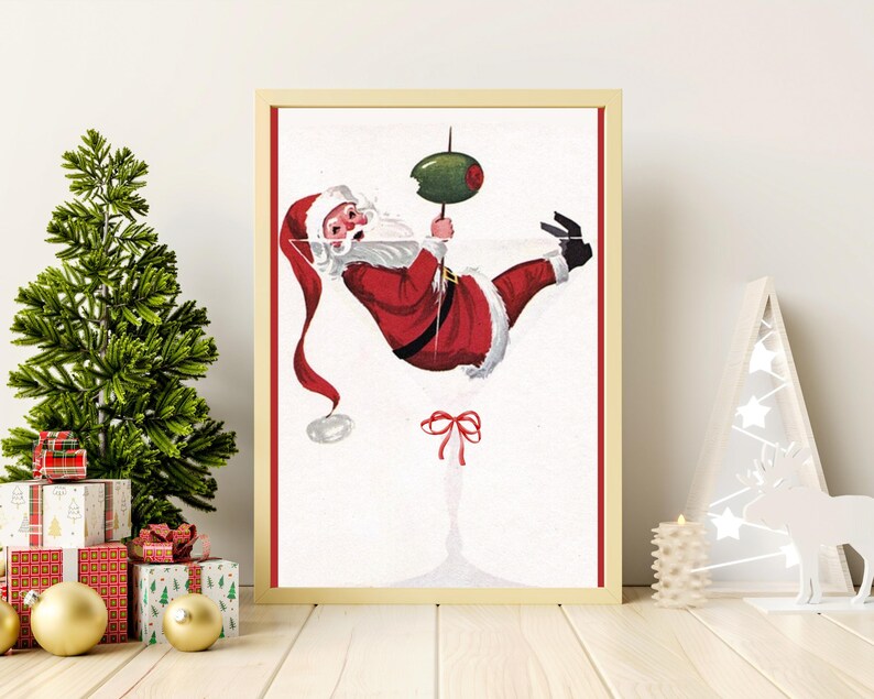 Op de afbeelding: Een vintage kerst-illustratie van Sinterklaas die aan een martini-glas hangt met een olijf. De illustratie is in een rood-wit-groen kleurenschema.