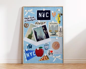 Op de afbeelding: Een ingelijst prikbord met een lichtblauwe stoffen achtergrond. Het bevat verschillende items met het thema New York City, waaronder een vlag, foto's en een pizzapunt. Het bord heeft de tekst "NYC" en "New York or Nowhere".