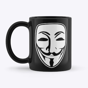 Può includere: Tazza in ceramica nera con un design a maschera bianca di Guy Fawkes. La tazza ha un manico curvo e una finitura lucida. Il design della maschera è un volto stilizzato con baffi e un ampio sorriso. Adatta per bevande calde o fredde.