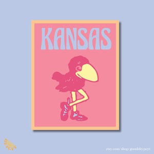 Op de afbeelding: Een roze en gele illustratie van een vogel met het woord "KANSAS" in een retro-lettertype erboven.