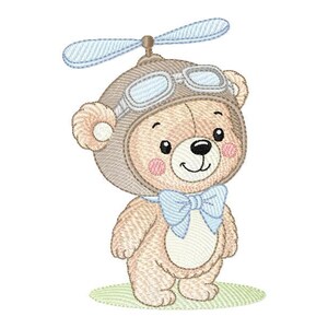 Pode incluir: Urso de pelúcia bordado usando um chapéu de piloto com óculos e uma hélice. O urso tem um corpo marrom claro, uma gravata borboleta azul claro e bochechas rosadas. O desenho está em um oval verde claro.