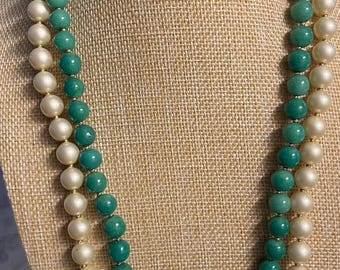 Colar de 2 fios de jade e pérolas sintéticas de 22 polegadas
