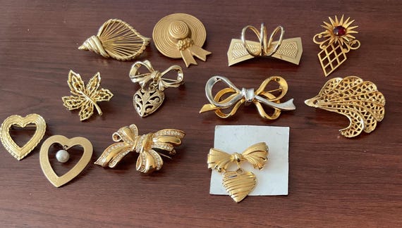 12 GOLD Tone BROOCHES, HEARTS, Bows, Bonnet And More