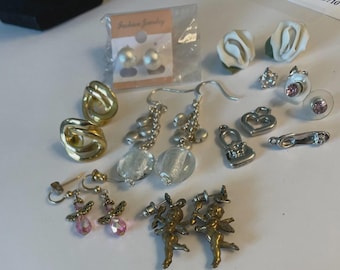 9 pares de pendientes con perlas en tarjeta, rosas blancas, ángel rosa, tono dorado.