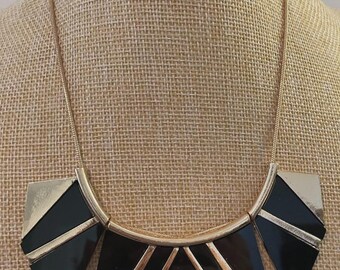 CHARMING CHARLIE COLLAR en tono dorado y negro