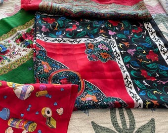 4 bufandas para mujer en colores rojo, verde y negro, cuadradas y largas.