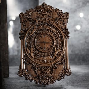 Gothic Barock Wanduhr, kunstvolles handgeschnitztes Holz Statement Decor, Erlenholz antiker Stil Wandakzent 39 x 24 cm