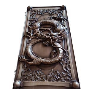 Puede incluir: Panel rectangular de color bronce con un detallado relieve de un dragón. El dragón está enrollado y centrado, rodeado de patrones ornamentados y arremolinados. El panel tiene esquinas redondeadas y un borde decorativo.