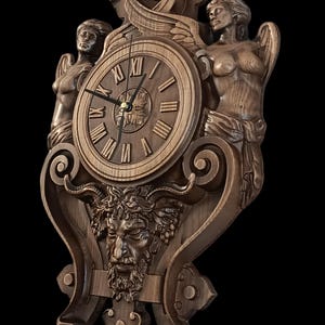 Puede incluir: Un reloj de pared de madera con números romanos, que presenta figuras talladas de ángeles y una cara con barba. El reloj tiene un diseño detallado y ornamentado con alas y elementos decorativos. Las manecillas del reloj son negras.