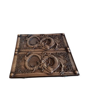 Puede incluir: Tablero de backgammon de madera con intrincadas tallas de dragones. El tablero es de color marrón cálido, con tallas en relieve detalladas de dragones en cada lado. Los dragones están representados en un diseño ornamentado, añadiendo un toque de fantasía al juego.