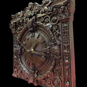 Könnte beinhalten: Aufwendige Wanduhr im antiken Stil mit römischen Ziffern. Die Uhr hat ein detailliertes, geschnitztes Design in Braun- und Goldtönen mit dekorativen Elementen wie Engeln und floralen Mustern. Die Uhrzeiger sind goldfarben.