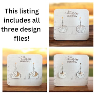 以下が含まれることがあります： ディスプレイカードに3組のレーザーカット木製イヤリングが飾られています。各セットは、かぼちゃ、リース、十字架の異なるデザインが特徴です。カードには「The Thankful Creations」とラベル付けされています。