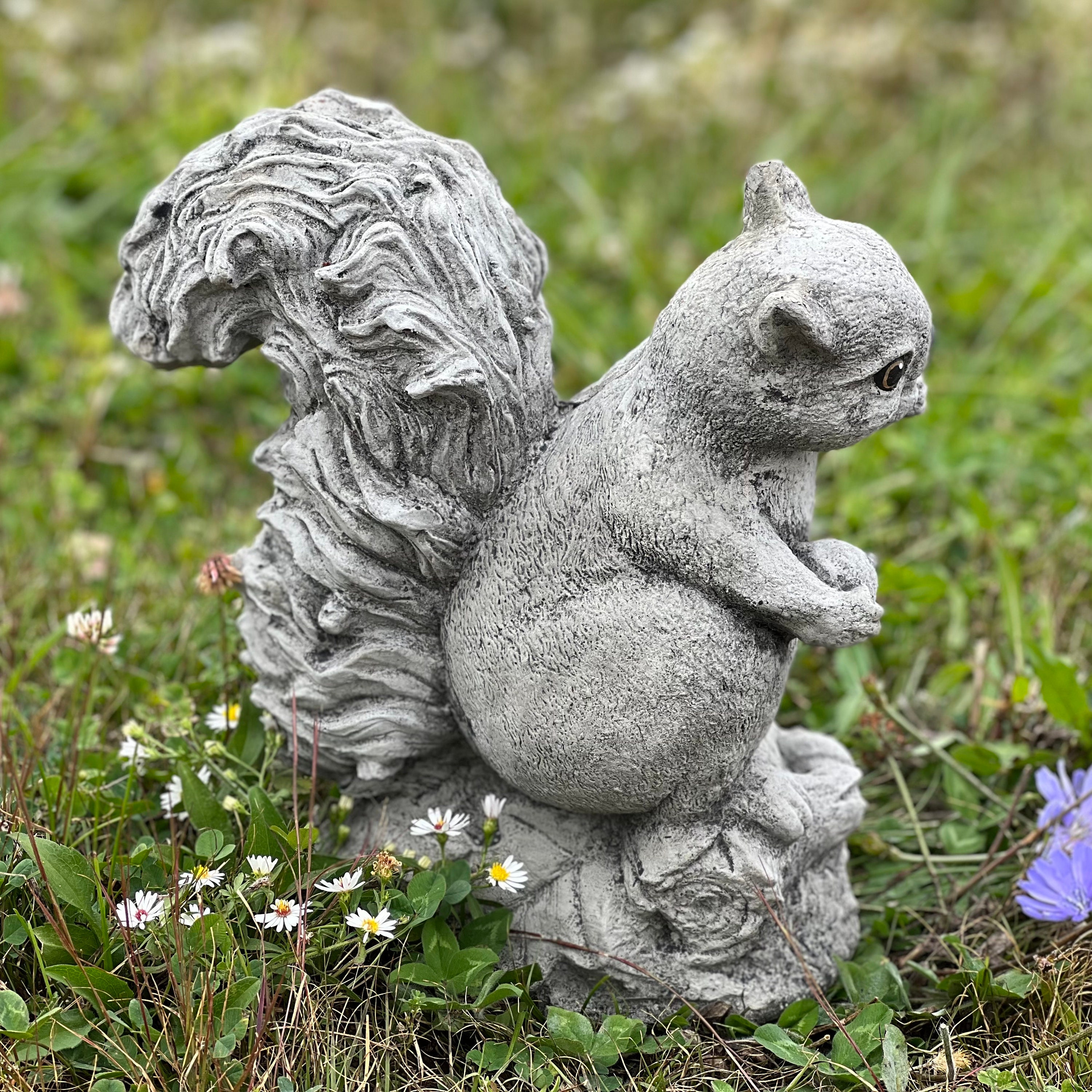 Statue d'écureuil de printemps à suspendre, sculpture d'escalade d'arbre d' écureuil peinte à la main pour l'extérieur 