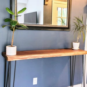 Console Live Edge en noyer noir avec pieds en épingle à cheveux en métal noir | Table console étroite et étroite de 9 po. de profondeur pour vestibule