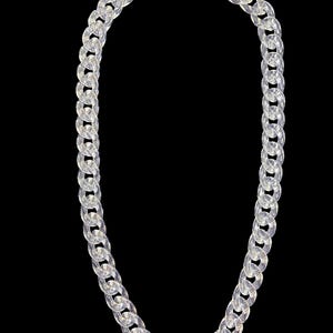Puede incluir: Un collar de cadena grueso y transparente con un cierre dorado. El collar está hecho de eslabones transparentes e interconectados, creando un aspecto audaz y moderno. La cadena se muestra sobre un fondo negro.