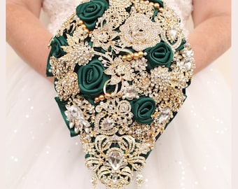 Emerald green and gold brooch bouquet. Cascade green wedding bouquet. Gold jeweled luxury bouquet.